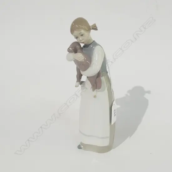 LLADRO GIRL WITH KID H 220 MM