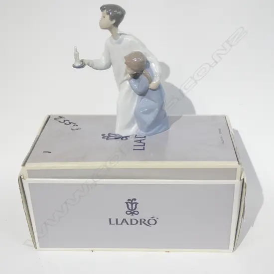 LLADRO BOYS IN NIGHT-SHIRT H 210 MM BOXED