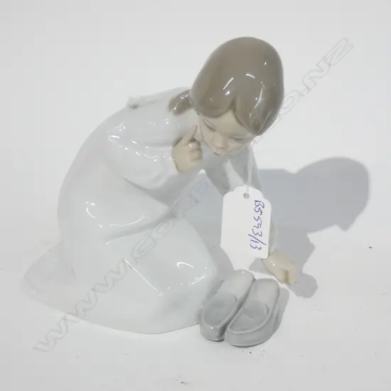 LLADRO GIRL WITH SLIPPERS H 150 MM
