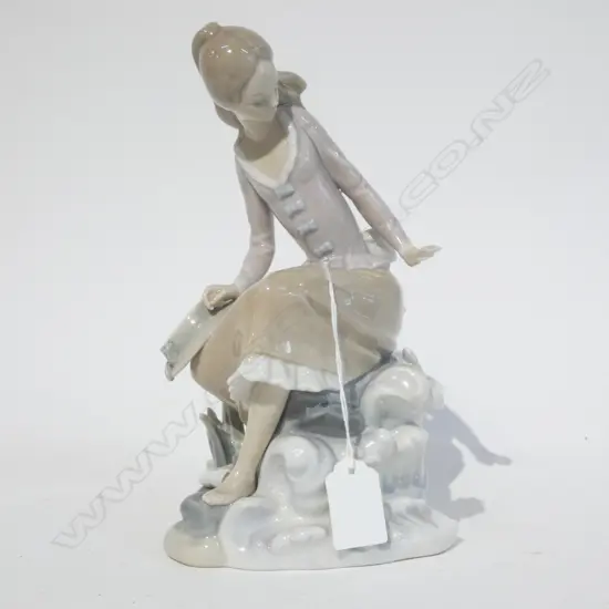 LLADRO GIRL BY THE SEA H240 MM
