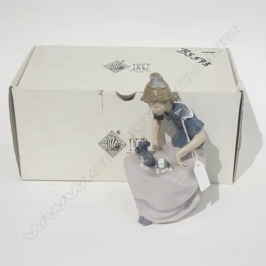 NAO PERRITO SOBRE LA FALDA 01010 H 200 MM BOXED