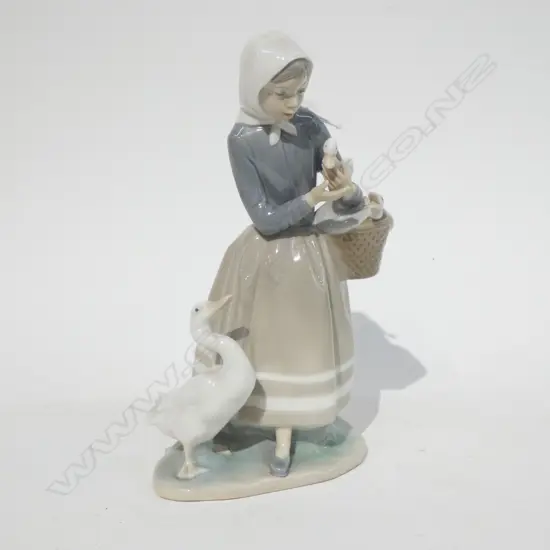 LLADRO GIRL WITH GOSSLINGS H 250 MM