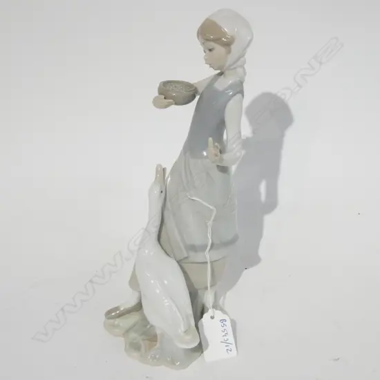 LLADRO GIRL WITH DUCK H230 MM