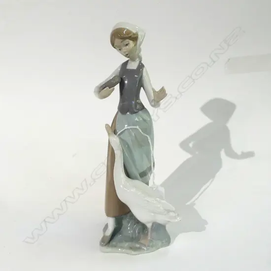 LLADRO GIRL WITH DUCK H230 MM