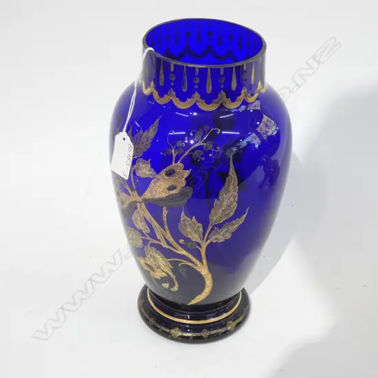 LG BLUE GLASS VASE - DECORATED W GOLD DRAGONFLY & FOLIAGE H. 280MM