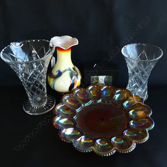 5 PCS GLASS; 2 CRYSTAL VASES / ART GLASS & CARNIVAL GLASS DISH (DIA 285MM)