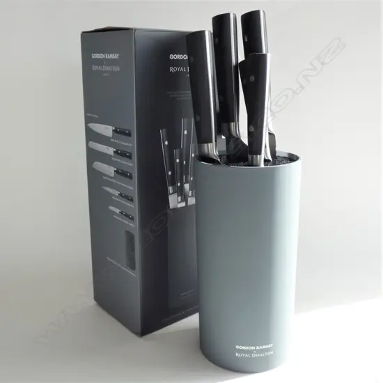 ROYAL DOULTON GORDON RAMSAY 5 KNIFE SET IN BLOCK