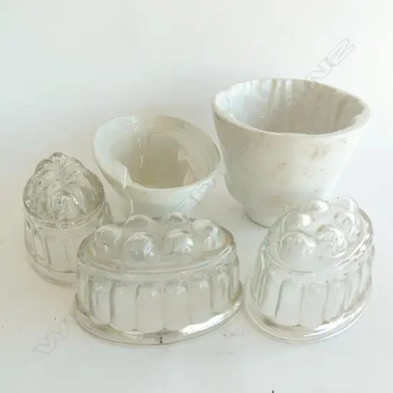 5 VINTAGE JELLY MOULDS; 2 CERAMIC 3 GLASS A/F