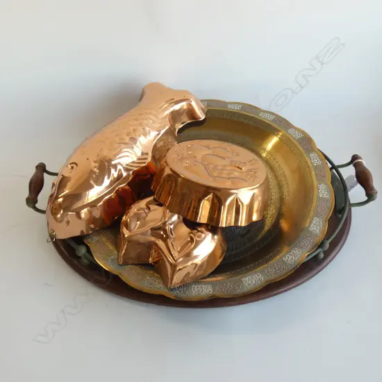 2 LARGE TRAYS + 3 COPPER MOULDS 