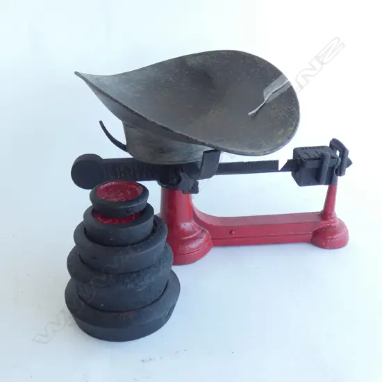 VINTAGE RED & BLACK CAST IRON SCALES W 6 WEIGHTS