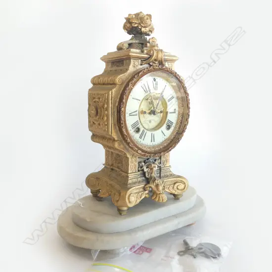 GOLD GILT EUROPEAN MANTLE CLOCK ON WHITE STEPPED MARBLE BASE H.400  L310MM   WITH KEY 