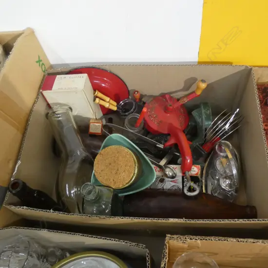 BOX VINTAGE KITCHENALIA & OLD BOTTLES ETC..