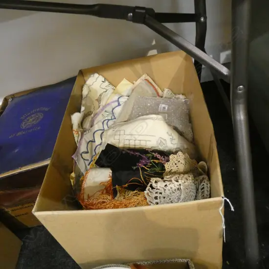 BOX VINTAGE LINENS 