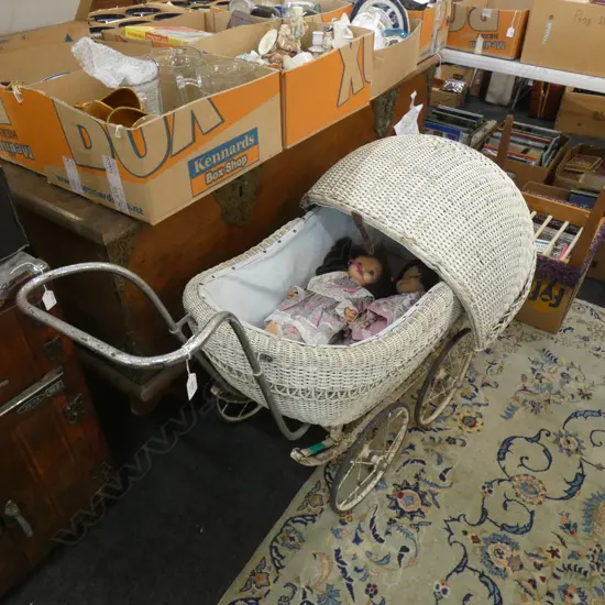 LG OLD WHITE WICKER PRAM (L 1200MM) + 2 OLD DOLLS