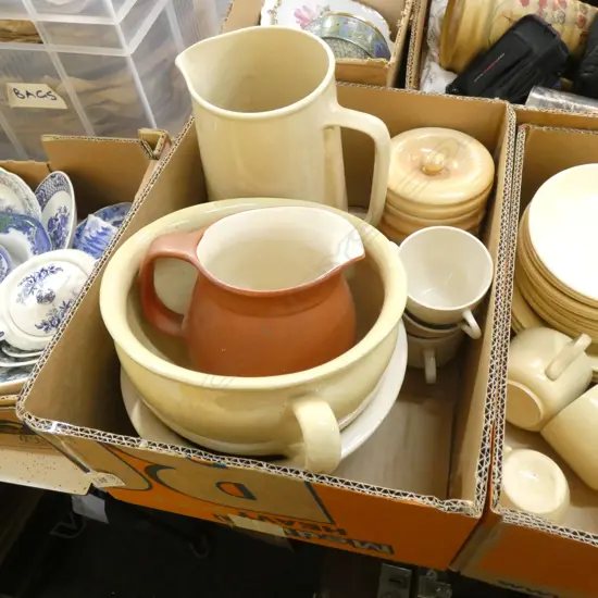 BOX ABRICO & EARLY CROWN LYNN 