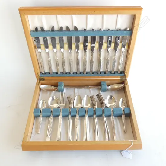 OAK CANTEEN GROSVENOR PLATE CUTLERY 