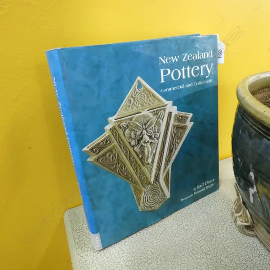NZ POTTERY BY GAIL HENRY REVISED EDITION