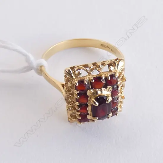18CT GOLD AND GARNET RING