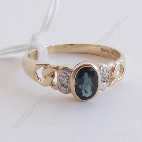 9CT GOLD AND GREEN SAPPHIRE RING