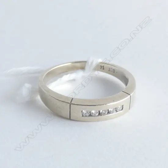 9CT W GOLD 5 SML DIAMOND CHANEL SET RING