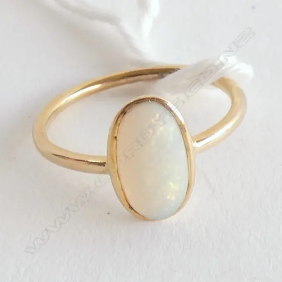 18CT GOLD AND OPAL RING