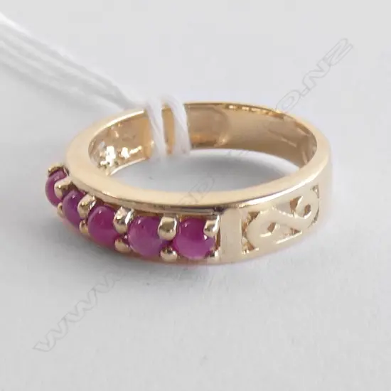 9CT GOLD & 5 CABOCHON RUBY RING
