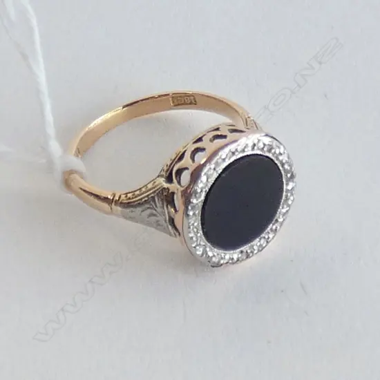 18CT GOLD ONYX AND DIAMOND RING