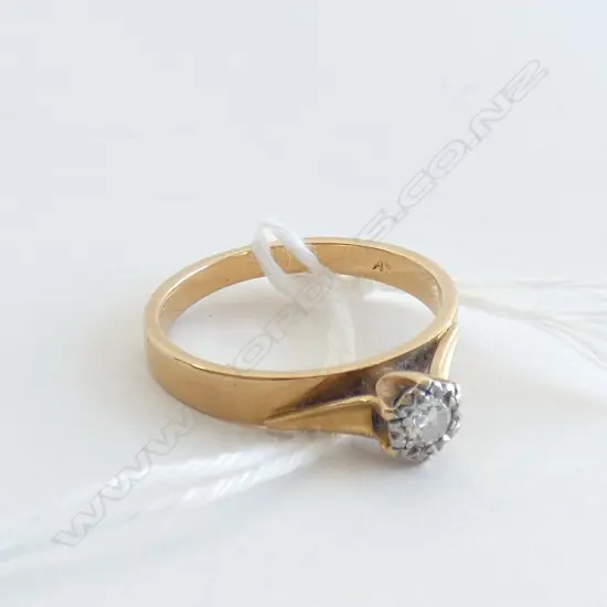 ESTATE 18CT GOLD AND DIAMOND SOLITAIRE RING