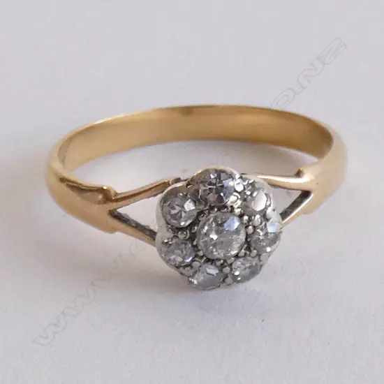 18CT GOLD & DIAMONDS RING