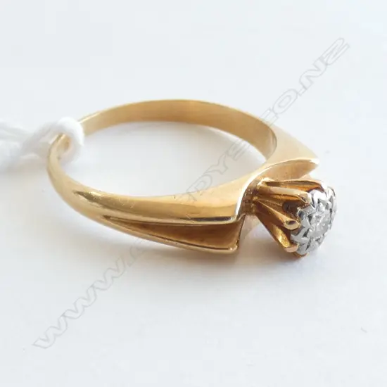 ESTATE 18CT GOLD AND DIAMOND SOLITAIRE RING