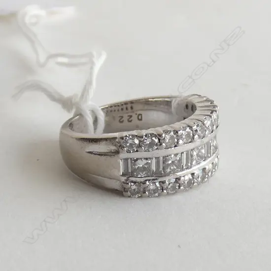 18CT WHITE GOLD AND DIAMOND RING
