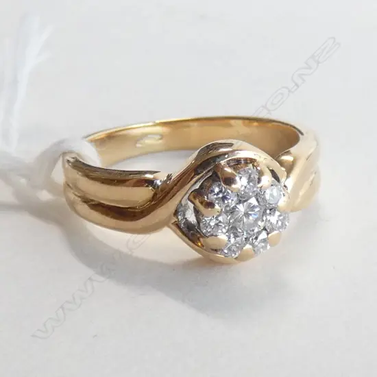 18CT GOLD AND DIAMOND CLUSTER RING