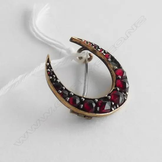 GOLD & GARNET CRESCENT SHAPED BROOCH - 1 STONE MISSING 