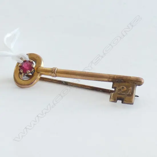 9CT GOLD & RED STONE 21ST KEY BROOCH 1.62gm
