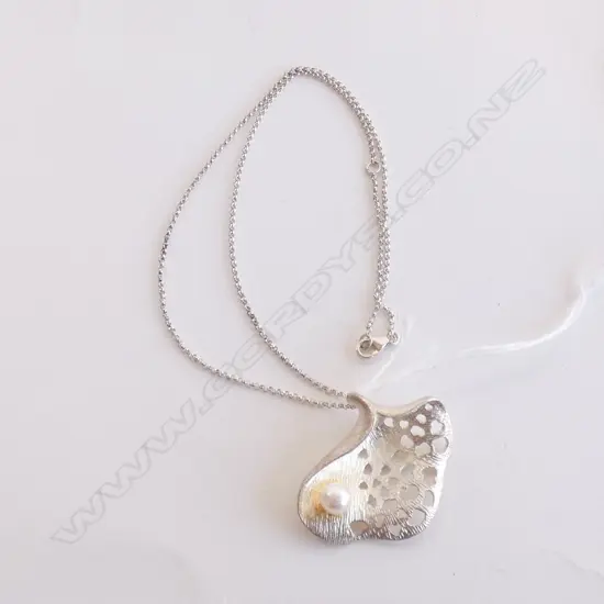 STG SILVER & PEARL PENDANT & CHAIN