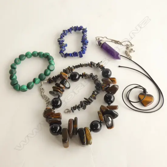 BAG JEWELLERY INCL AMETHYST PENDANT ON CHAIN / AGATE NECKLACE MALACITE / TIGERS EYE ETC.