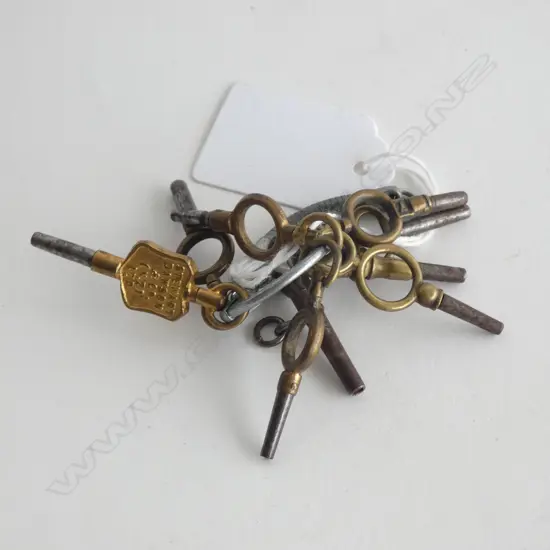 ASSORTED ANTIQUE WATCH KEYS