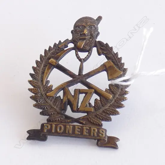 VINTAGE NZ PIONEERS MILITARY CAP BADGE