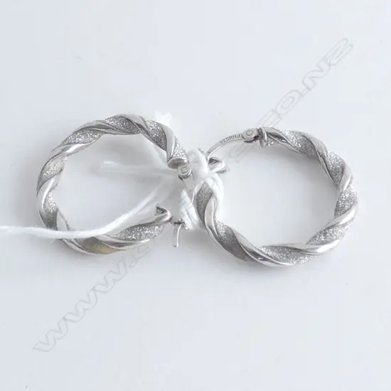 PR SILVER ENGRAVED TWIST HOOP EARRINGS