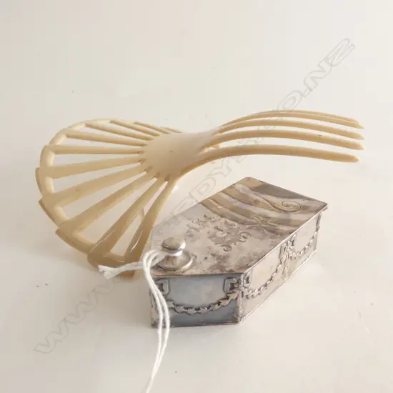 VINTAGE FAUX BONE DECORATIVE HAIR COMB ACCESSORY L 145MM & SILVER PLATE 'HERE IT IS' BOX (72 X 38MM)