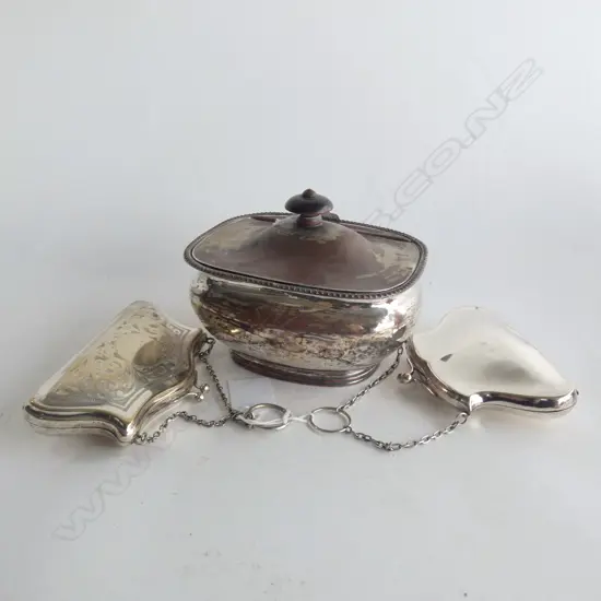 TWO SILVER PLATE EVENING COIN PURSES;  1 PLAIN, 1 ENGRAVED + SILVER PLATE JEWELLERY BOX; LID HAS WEAR L 135MM