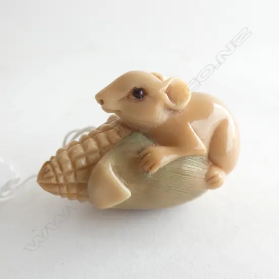 TAGUA NUT CARVED MOUSE ON COB NETSUKE 