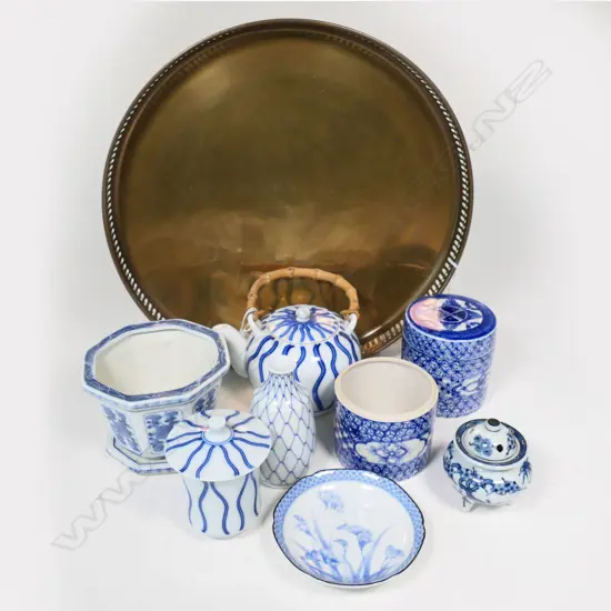 8 ASSTD CHINESE B&W PORCELAIN PCS (TALLEST 170MM) ON BRASS TRAY (DIA. 350MM)