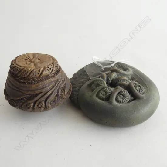 CHEMENTO HELEN FULLER POTTERY FERN FROND  (DIA 90MM) & SM POTTERY SIGNED VASE H. 45MM