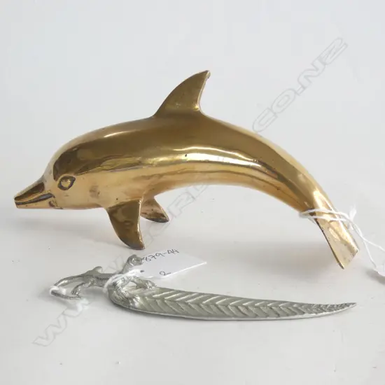 BRASS DOLPHIN L 175MM & METAL LIZARD ON LEAF L 125MM