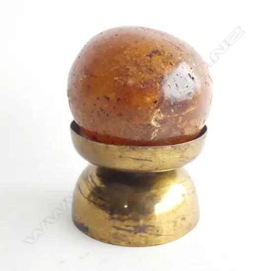 KAURI GUM BALL ON BRASS STAND H. 100MM