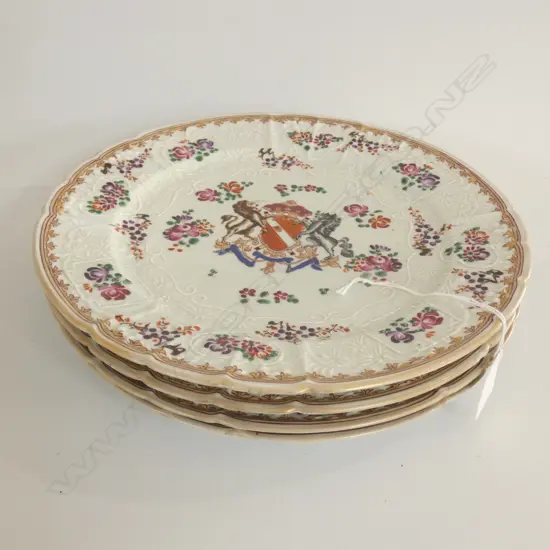 FOUR VINTAGE ARMOURIAL PLATES DIA 255MM