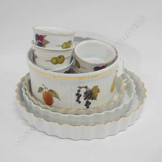 3 EVESHAM WORCESTER PIE DISHES, 1 LARGE & 6 SMALL BOWLS