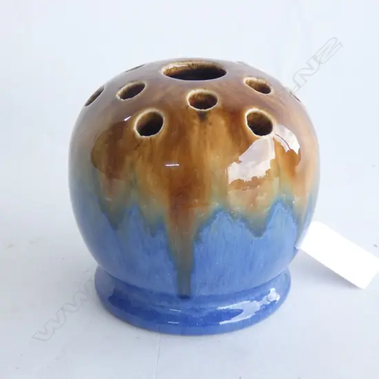 EARLY 20THC ARTS & CRAFTS POTTERY FLOWER HOLDER