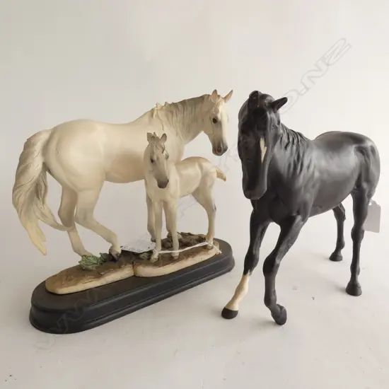 BESWICK BLACK STALLION L 245MM (REPAIRS) + PR WHITE HORSE ON WOODEN STAND L 220MM